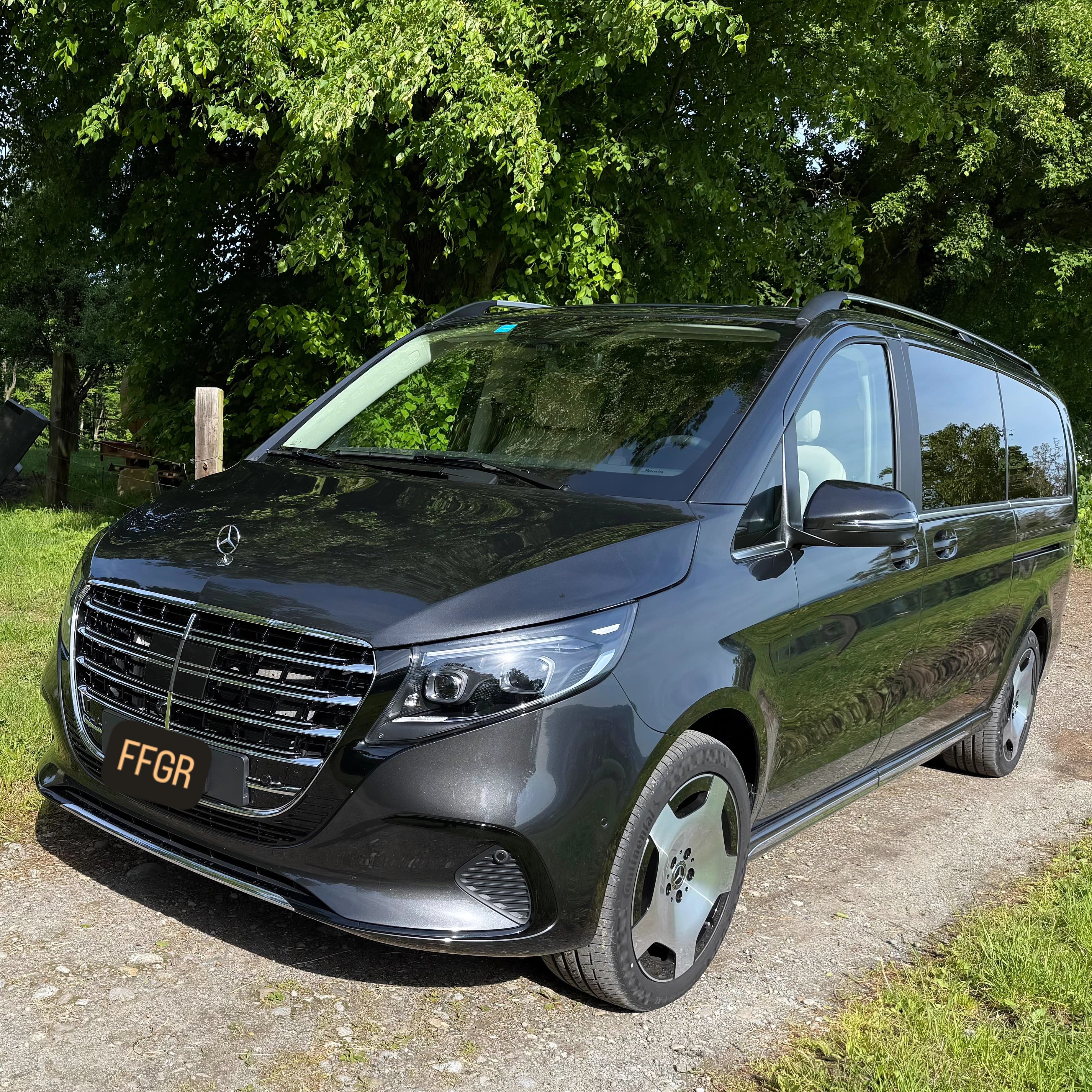 Cadillac Escalade ESV — view 3