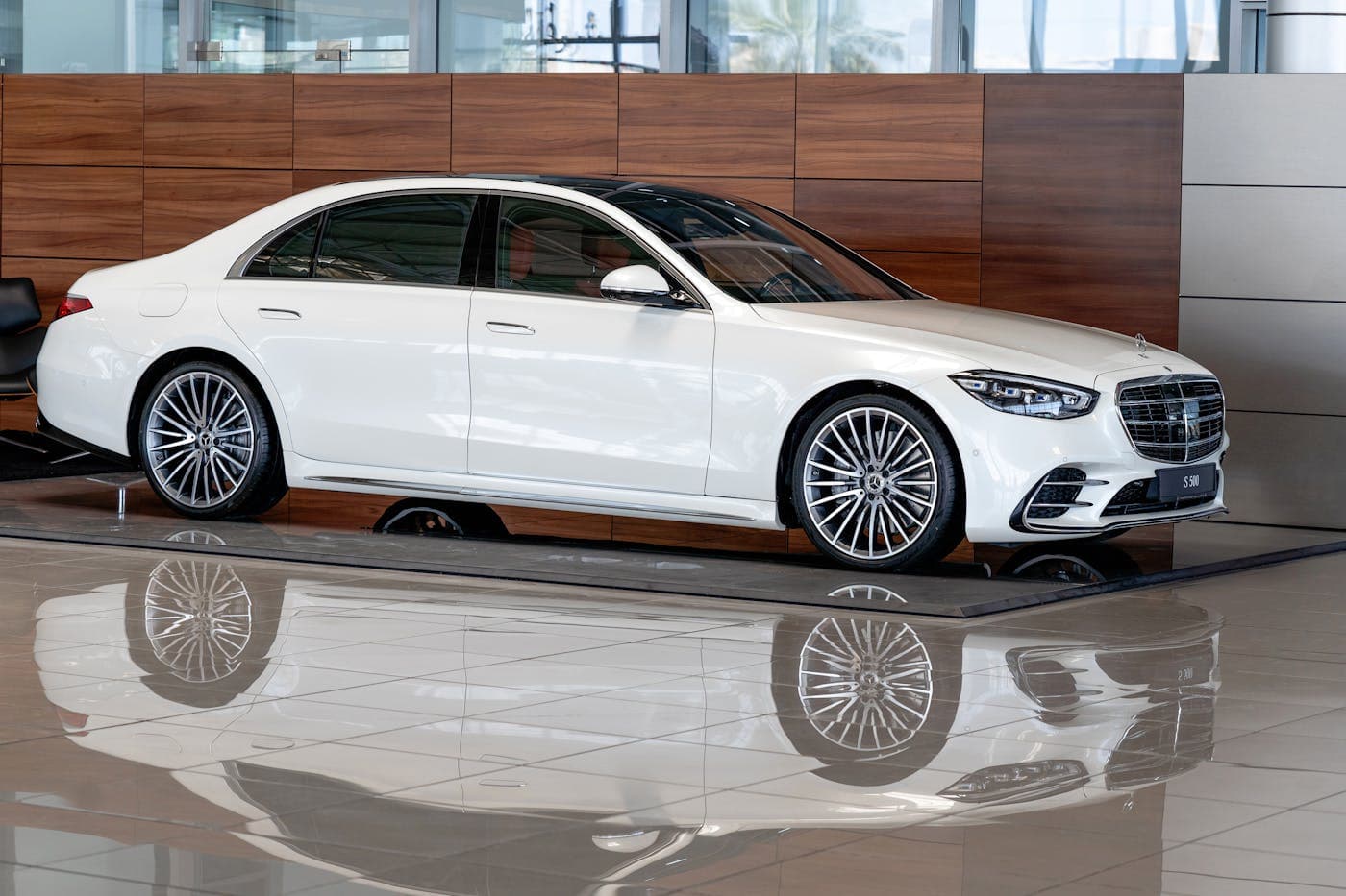 Mercedes-Maybach S 680 in the Netherlands: The Business Class of the Road